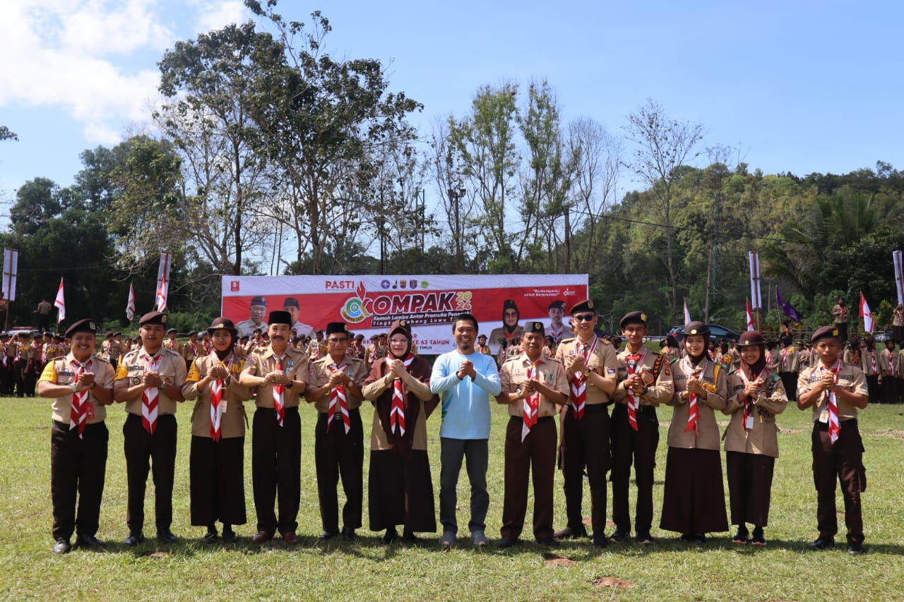 UPACARA -- Asisten Pemerintahan dan Kesejahteraan Rakyat (Kesra), Aini Endis Anrika selaku pembina upacara membuka Kompak Tingkat Cabang Kabupaten Luwu Timur Tahun 2024 di Bumi Perkemahan Sawerigading Sorowako, Kecamatan Nuha, Jumat (9/8).