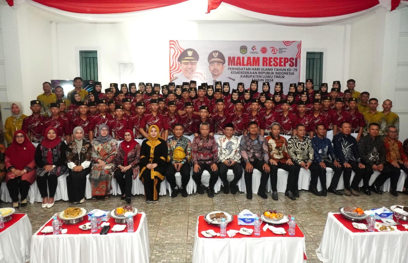 RESEPSI -- Pemkab Luwu Timur menggelar malam resepsi kenegaraan di Halaman Rujab Bupati, Sabtu (17/8). Prosesi malam resepsi kenegaraan diisi dengan acara makan bersama. 
