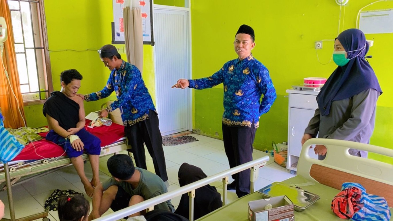 BERBAGI -- Puskesmas Angkona, yang dipimpin Jumardi menggelar aksi berbagi kepada seluruh pasien rawat inap di Puskesmas pada momen perayaan HUT ke-79 RI baru-baru ini. 