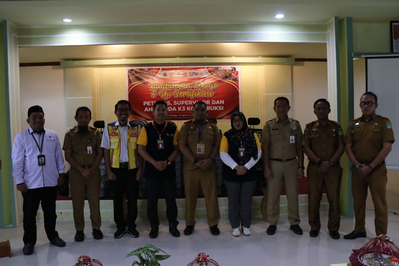 BIMTEK -- Dinas PUPR Pemkab Luwu Timur menggelar Bimbingan Teknis (Bimtek) dan Uji Sertifikasi Petugas, Supervisor dan Ahli Muda K3 Konstruksi (Jenjang 3, 5 & 7) di Hotel I Lagaligo Malili, Selasa (6/8).