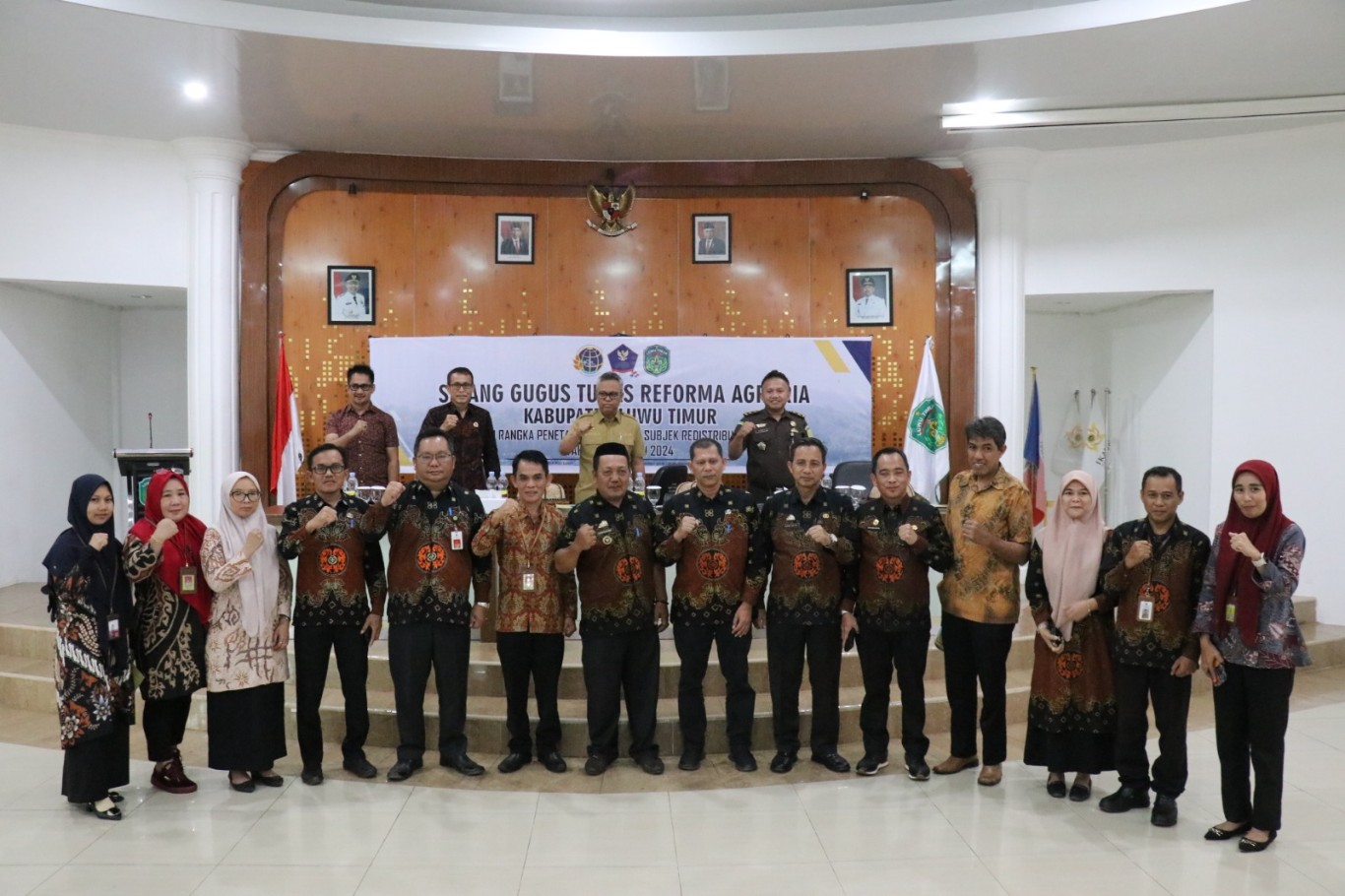 BUKA -- Bupati Luwu Timur, H. Budiman foto bgersama usai membuka sidang Gugus Tugas Reforma Agraria (GTRA) dalam rangka Penetapan Subjek Reforma Agraria Lutim di Aula Rujab Bupati, Kamis (22/8).