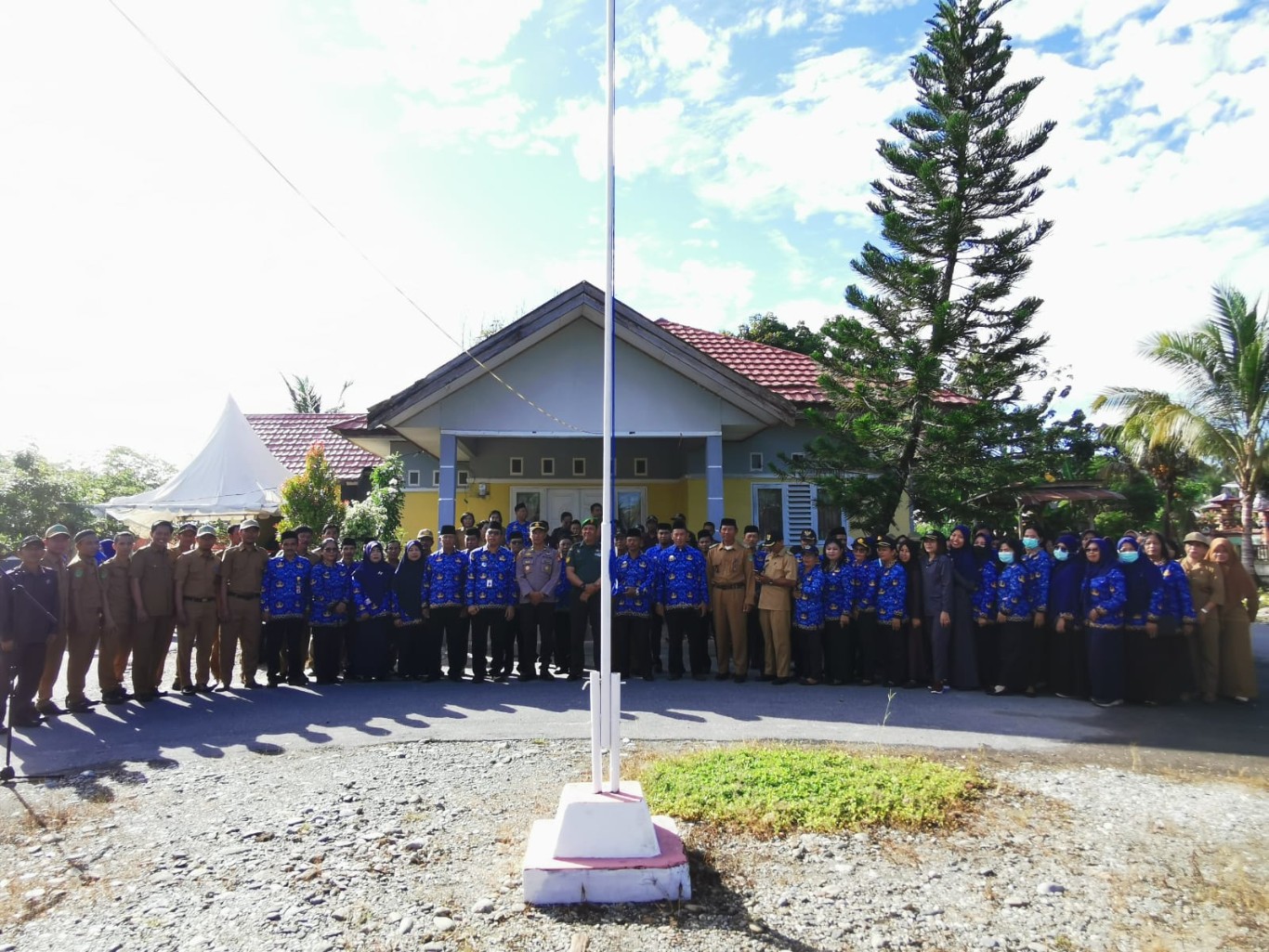 AJAK -- Camat Tomoni Timur, Yulius mengajak seluruh Aparatur Sipil Negara (ASN) termasuk kepala Desa dan BPD untuk selalu disiplin dan semangat dalam menjalankan tugas sebagai pelayan masyarakat