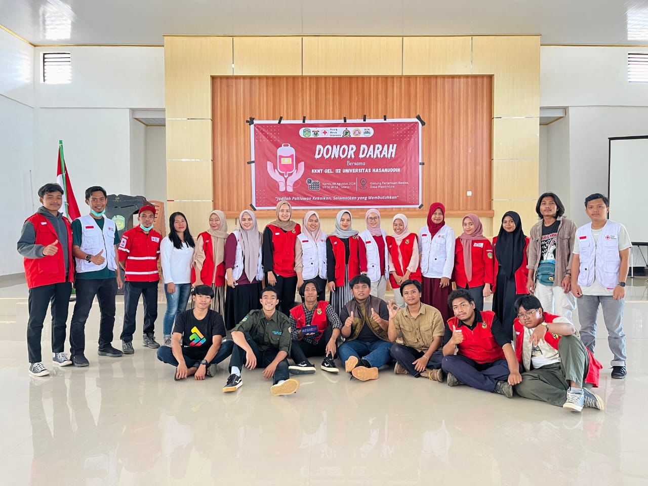 DONOR DARAH -- UTD PMI Luwu Timur bersama mahasiswa KKN Unhas di Kecamatan Towuti menggelar aksi sumbang darah secara sukarela untuk menunjukkan kepedulianya terhadap masyarakat Luwu Timur di Gedung Bantae Wowondula baru-baru ini.