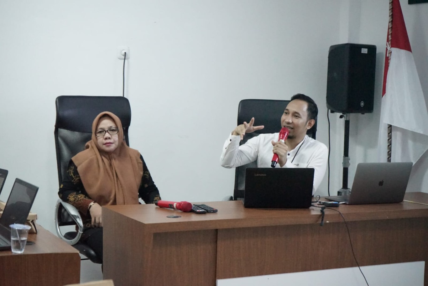 APLIKASI -- Bagian Organisasi Sekdakab Pemkab Luwu Timur melakukan poendampingan terkait penginputan aplikasi Sistem Akuntabilitas Kinerja Instansi Pemerintah (e-SAKIP) Tahun 2024 di Ruang Media Center Diskominfo-SP baru-baru ini. 