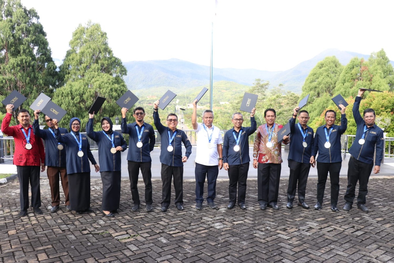 GRADUATION -- Bupati Luwu Timur, H Budiman mengikuti secara virtual graduation Ceremony Certified Wealth Manager (CWM) In-House Class Pemkab Luwu Timur di Rumah Jabatannya baru-baru ini. 