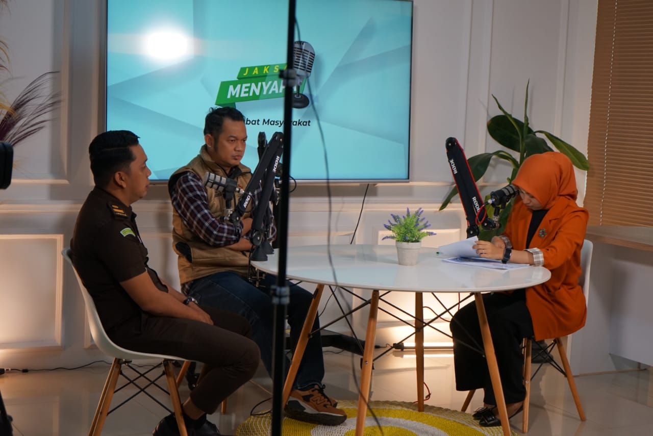 INTERAKTIF -- Kejari Luwu Timur melakukan Podcast Interaktif dalam Program Jaksa Menyapa bertema "Optimalisasi Kejaksaan dalam Mensukseskan Pilkada Serentak 2024" kolaborasi dengan KPU yang disiarkan Live streaming melalui kanal YouTube Dinas Kominfo SP Lutim baru-baru ini. 