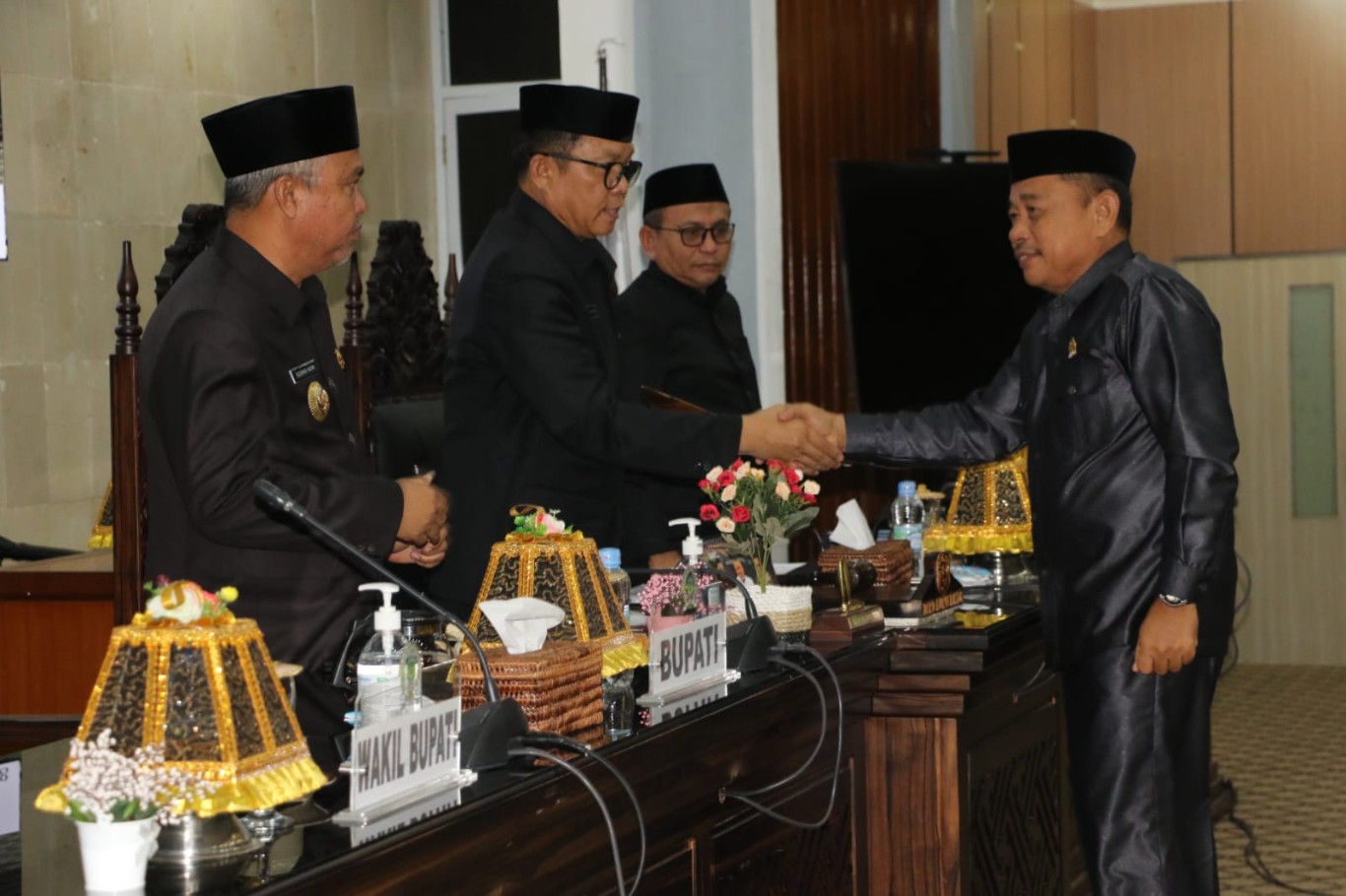 JAWABAN -- Bupati Luwu Timur, H Budiman menyampaikan jawaban atas pandangan umum fraksi terhadap Raperda tentang perubahan APBD TA 2024 pada rapat paripurna DPRD di Ruang Sidang Paripurna baru-baru ini.