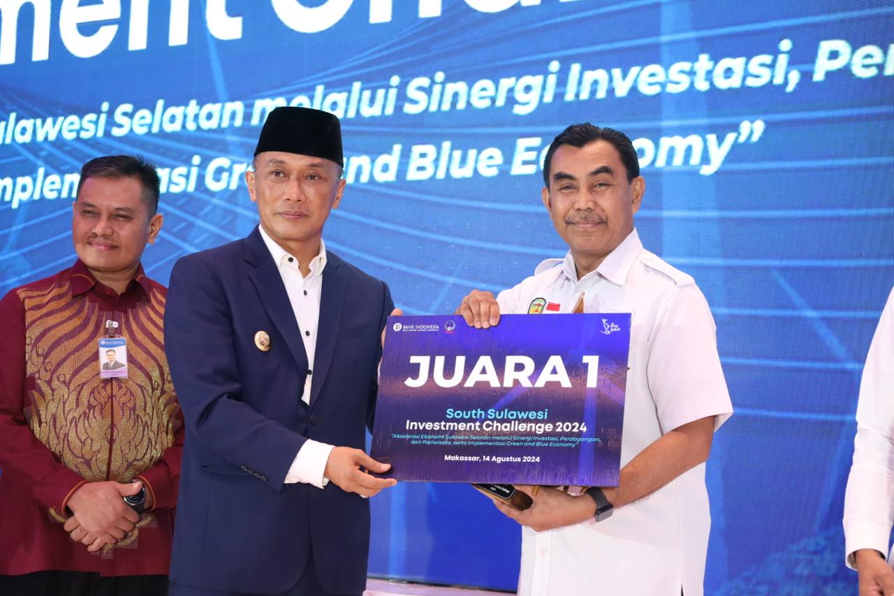 JUARA -- Kabupaten Luwu Timur berhasil menjadi juara pertama Ajang South Sulawesi Investment Challenge (SSIC) yang digelar di Hotel Fourpoint by Sheraton Makassar, Rabu (14/8).
