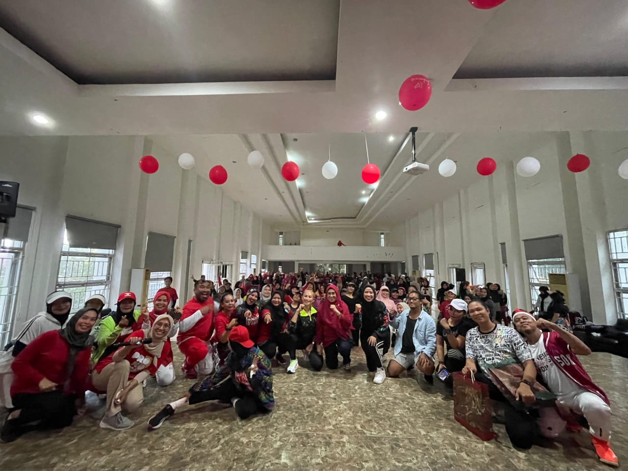 BUKA -- Ketua TP PKK Kabupaten Luwu Timur, Hj Sufriaty Budiman membuka kegiatan Pembinaan Buta Aksara Dalam Bentuk Literasi dan numerasi kepada masyarakat Lutim yang dilaksanakan di Aula Rujab Bupati, Rabu (21/8).