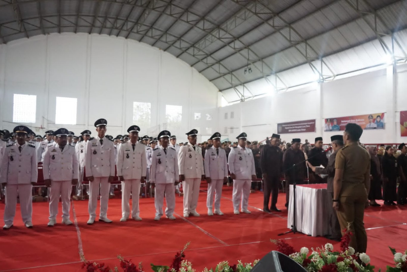 KUKUHKAN -- Sekkab Luwu Timur H Bahri Suli mengukuhkan perpanjangan masa jabatan Kades dan anggota BPD se-Kabupaten Lutim yang dilaksanakan di Gedung Olahraga (GOR) Malili, Senin (26/8).