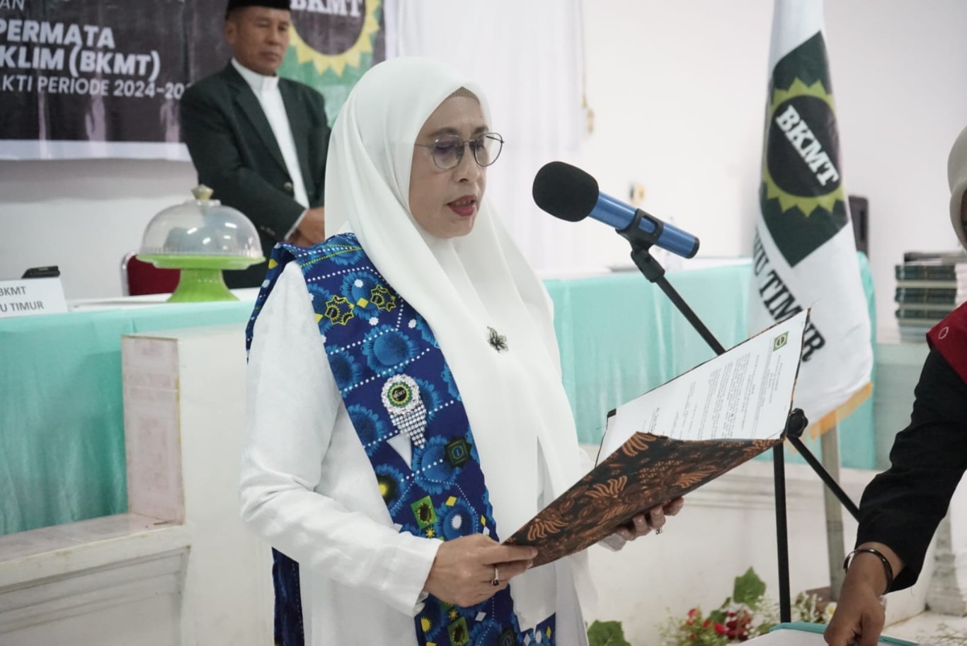 LANTIK -- Ketua PD BKMT Kabupaten Luwu Timur, Hj Sufriaty Budiman melantik PC BKMT Kecamatan Malili dirangkaikan dengan pelantikan Pengurus Permata (PP) BKMT Desa se-Kecamatan Malili di Aula Kantor Camat Malili baru-baru ini. 