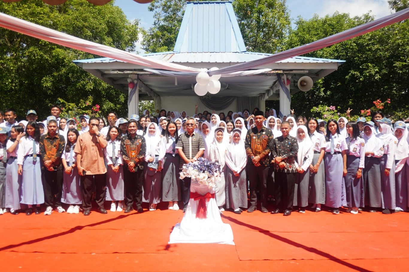 PERPISAHAN -- Bupati Luwu Timur, H Budiman menghadiri acara perpisahan siswa SMAN 4 Luwu Timur yang bertemakan "Angkasa Vikasa Angkatan 30", di Halaman SMAN 4 Lutim, Kecamatan Mangkutana baru-baru ini. 