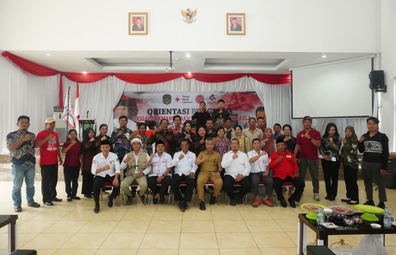 ORIENTASI -- Bupati Luwu Timur, H Budiman membuka kegiatan Orientasi Pengurus Brigade Kemanusiaan Donor Darah Sukarela (DDS) Palang Merah Indonesia (PMI) Tingkat Desa se-Kabupaten Luwu Timur di Gedung Wanita Simpurusiang Malili baru-baru ini. 