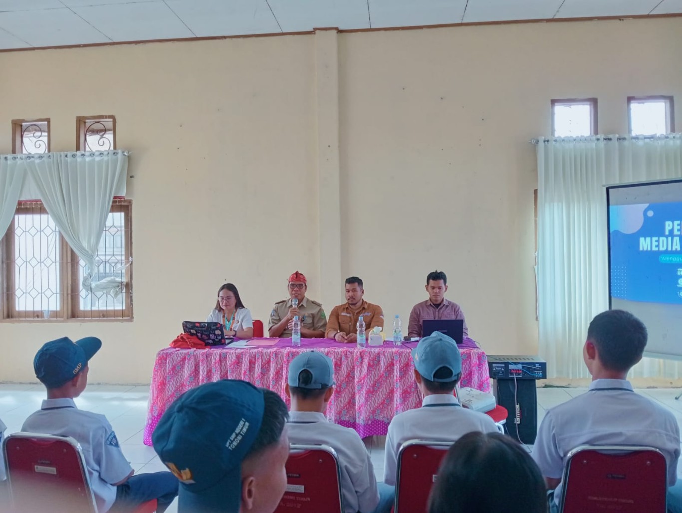 PELATIHAN -- Kecamatan Tomoni Timur bekerjasama Diskominfo Kabupaten Luwu Timur menggelar pelatihan media infografis menggunakan aplikasi Canva di Aula kantor kecamatan, Senin (12/8). 