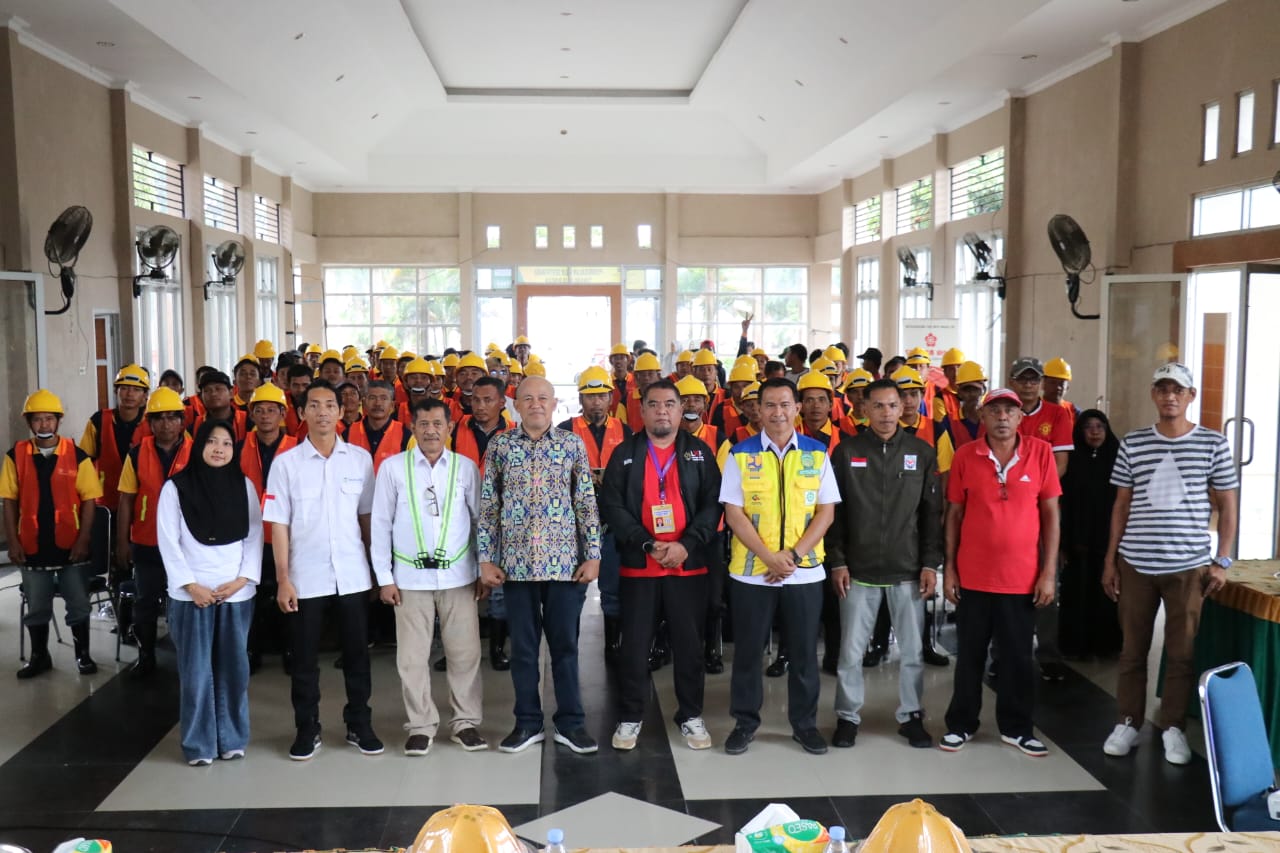 PEMBEKALAN -- Sebanyak 120 peserta Jasa Konstruksi foto bersama usai mengikuti pembekalan Teknis dan Uji Sertifikasi Tenaga Kerja Konstruksi (TKK) di Gedung Serbaguna Kantor Camat Tomoni yang akan diselenggarakan selama dua hari.