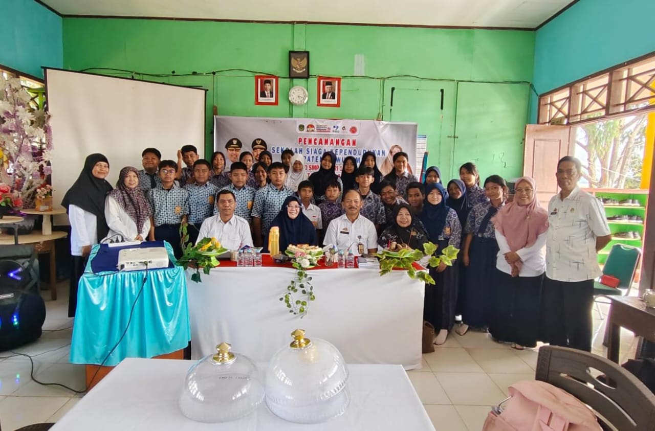 CANANGKAN -- DP2KB Kabupaten Luwu Timur menggelar Pencananangan Sekolah Siaga Kependudukan (SSK) Lutim. Pencanangan tersebut dilakukan oleh Plt Kepala DP2KB Lutim, Aini Endis Anrika yang dimulai dari UPTD SMPN 1 Nuha, Rabu (21/8).