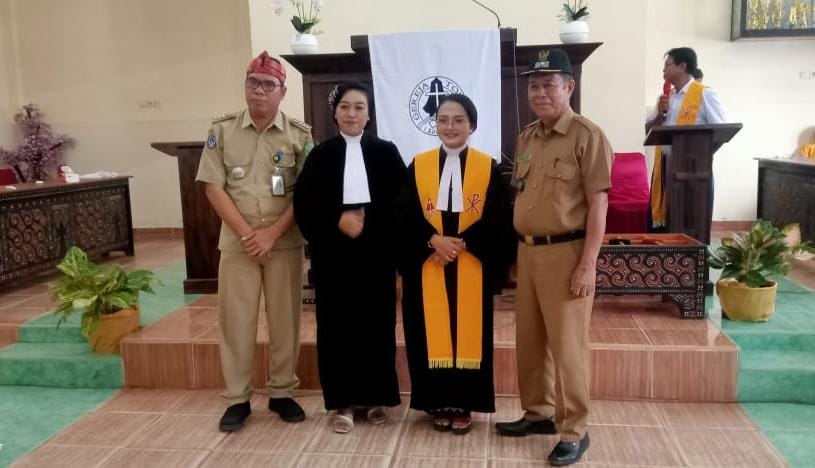 HADIR -- Camat Tomoni Timur Yulius foto bersama dua pendeta Gereja Toraja Bertha Yuliana, S.Th dan Suryati Pagassang, S.Th usai kegiatan penguraian dan peneguhan, Senin (12/8).