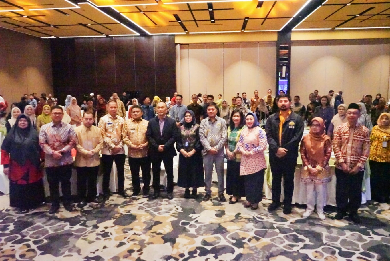 PENGHARGAAN -- Wabup Mohammad Akbar Andi Leluasa foto bersamna usai menerima penghargaan Jaminan Sosial Ketenagakerjaan (Paritrana) Award tahun 2023 di Macora Room, Hotel The Rinra Makassar, Minggu (11/8).