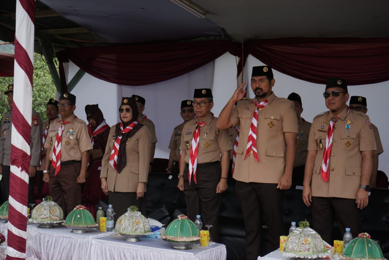 IRUP -- Wakil Ketua Majelis Pembimbing Cabang Gerakan Pramuka Lutim Mochammad Akbar A Leluasa bertindak sebagai Irup peringatan Apel Besar Gerakan Pramuka ke-63 di Bumi Perkemahan Sawerigading Sorowako, Kecamatan Nuha baru-baru ini. 