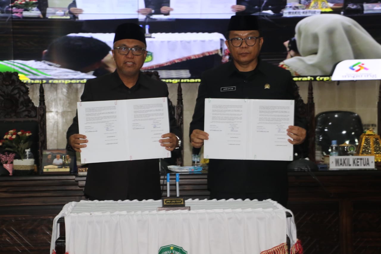 RANPERDA -- Bupati Luwu Timur, H. Budiman menyampaikan pendapat akhir terkait Ranperda tentang RPJPD Kabupaten Luwu Timur tahun 2025-2045 dan Ranperda tentang Penyelenggaraan Kabupaten Layak Anak dalam Rapat Paripurna, di Ruang Sidang DPRD Kabupaten Luwu Timur baru-baru ini. 
