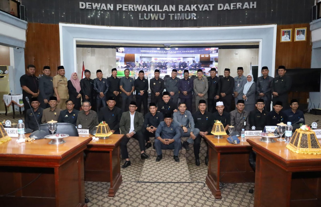 PENDAPAT AKHIR -- Bupati Luwu Timur, H. Budiman foto bersama usai menyampaikan pendapat akhir atas Ranperda Kabupaten Lutim tentang perubahan APBD TA 2024 di Ruang Sidang Paripurna DPRD, Senin (19/8).