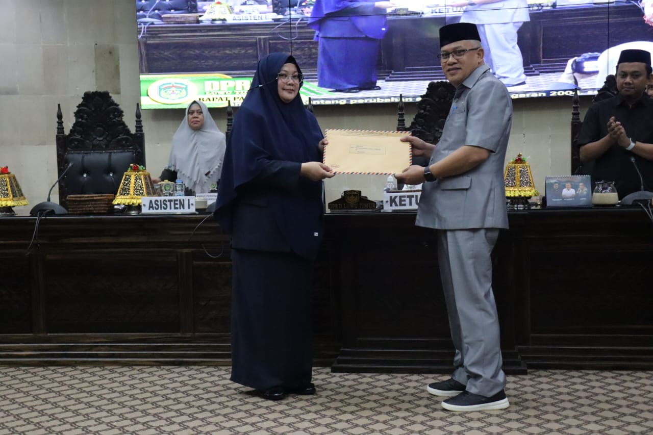 SERAHKAN -- Pemkab Luwu Timur menyerahkan Rancangan Peraturan Daerah (Ranperda) tentang perubahan Anggaran Pemerintah Belanja Daerah (APBD) Tahun Anggaran 2024 kepada DPRD Lutim, pada rapat paripurna, Selasa (6/8).