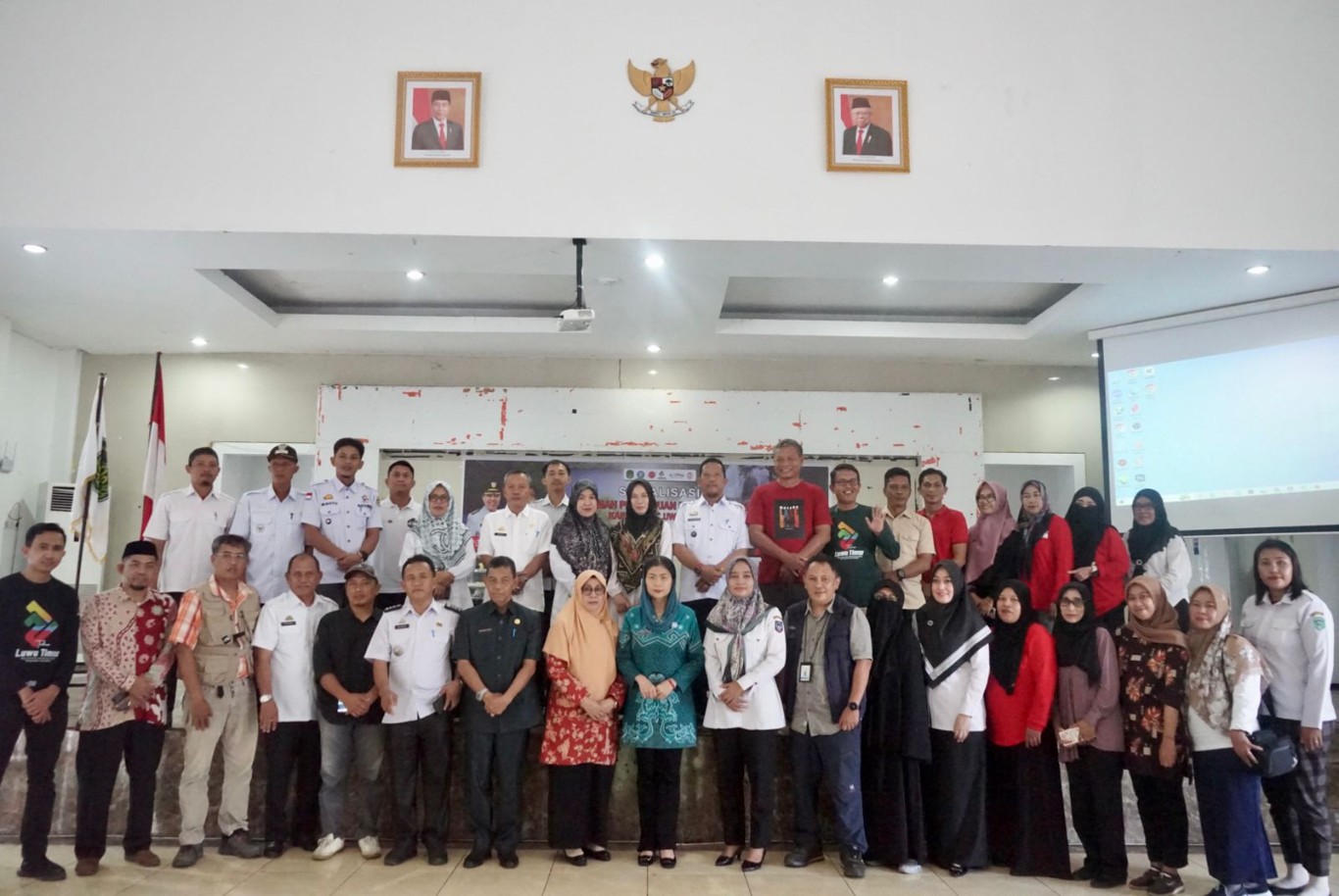 SOSIALISASI -- Dinsos P3A Kabupaten Luwu Timur menggelar sosialisasi DRPPA sekaligus melakukan pendatanganan komitmen bersama Pencanangan Desa/Kelurahan Ramah Perempuan dan Peduli Anak Lutim di Gedung Wanita Simpurusiang Malili, Rabu (31/7).