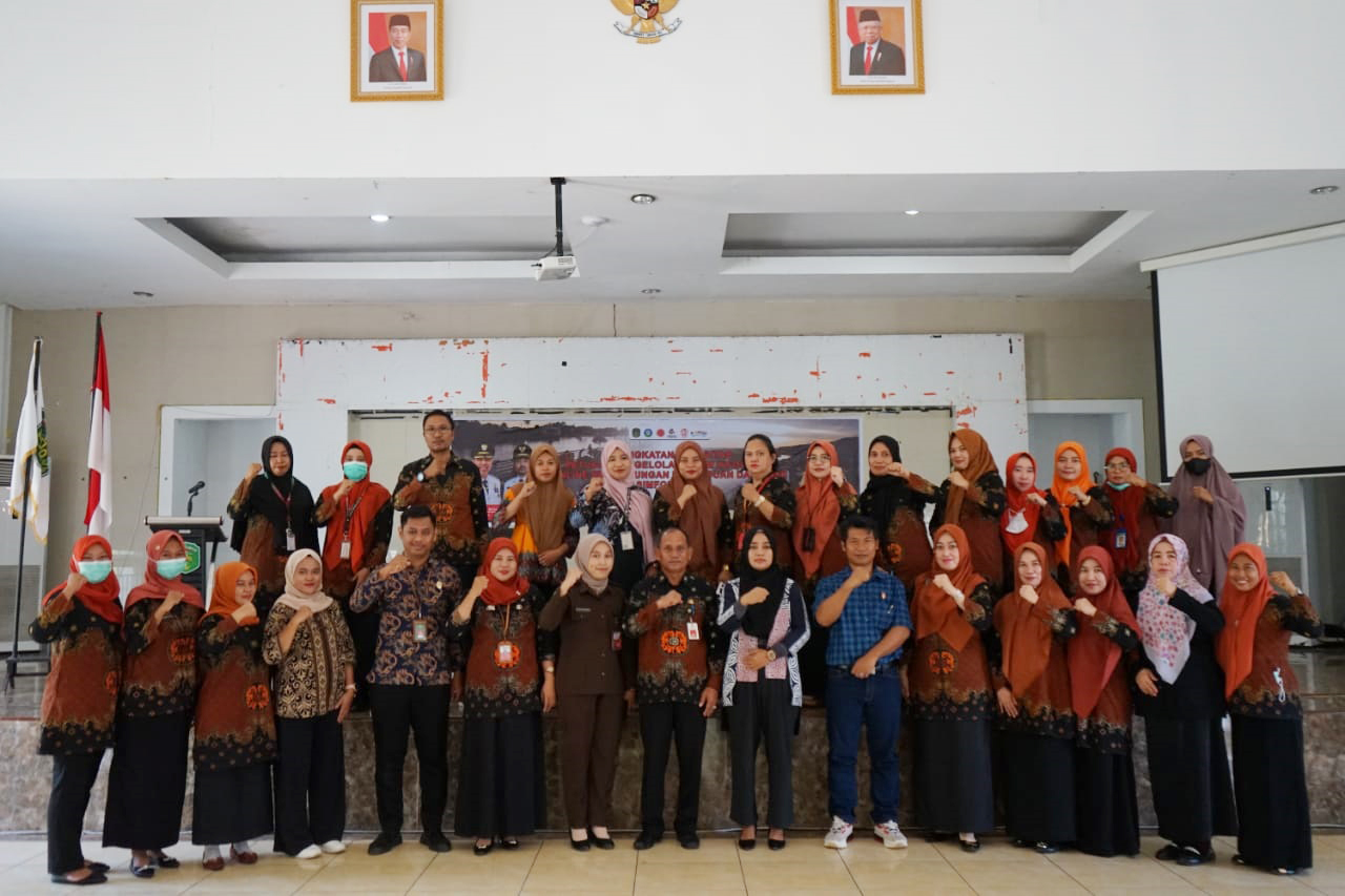 SOSIALISASI -- Kadis Sosial P3A Kabupaten Luwu Timur, Sukarti membuka sosialisasi peningkatan kapasitas petugas pengelola sistem informasi Online Perlindungan Perempuan dan Anak (Simfoni-PPA) di Gedung Wanita Simpurusiang Malili, Kamis (1/8).