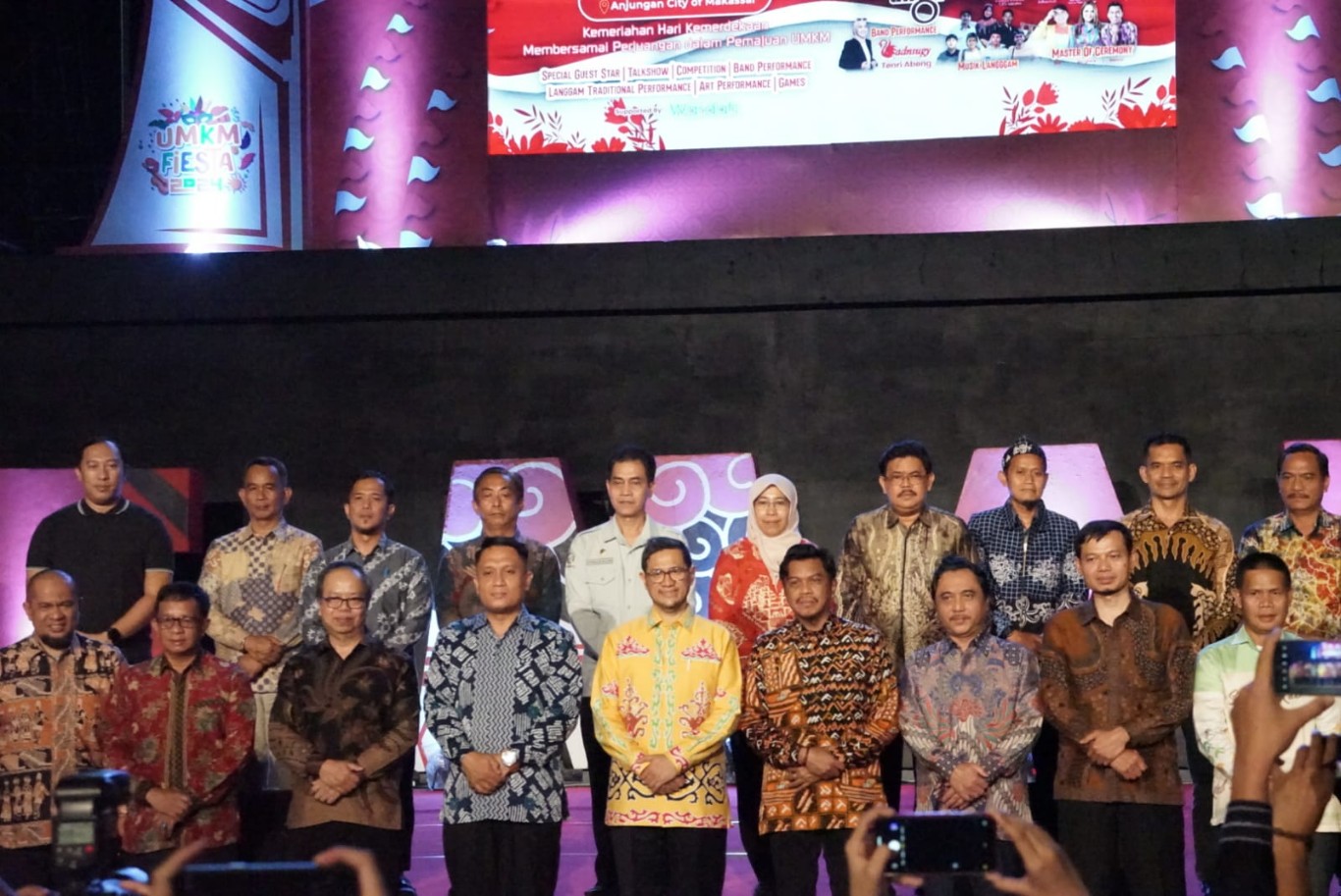 FESTIVAL -- Staf Ahli Ekonomi dan Keuangan Setdakab Lutim, Alamsyah Perkesi foto bersama disela-sela menghadiri festival KIM tingkat Nasional Tahun 2024 sekaligus UMKM Fiesta tahun 2024 di Anjungan City of Makassar, Jumat (9/8) malam.