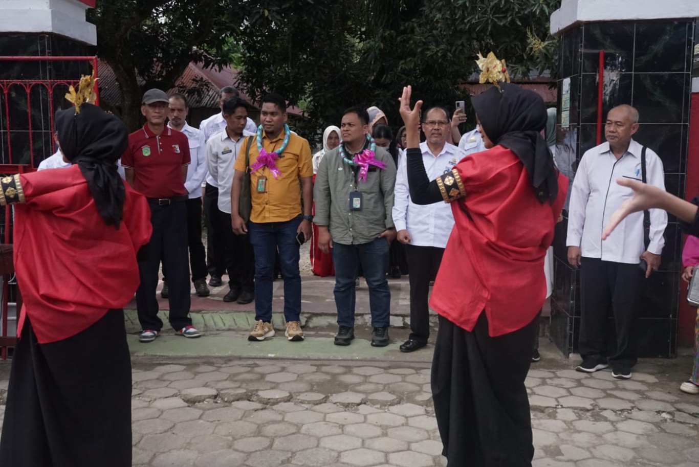 VERIFIKASI --  Dinas Lingkungan Hidup (DLH) Kabupaten Luwu Timur menerima kunjungan tim Verifikasi Lapangan (Verlap) Calon Sekolah Adiwiyata Mandiri (CSAM) tahun 2024 di UPT SMPN 3 Burau, Rabu (28/8).