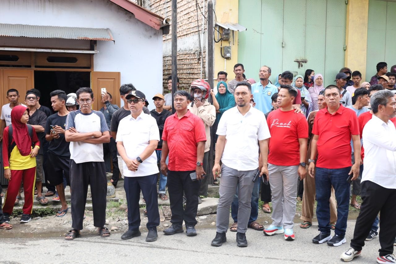 TINJAU --  Bupati Luwu Timur, H Budiman didampingi Kepala Dinas Pemadam Kebakaran dan Penyelamatan, dr Benny meninjau lokasi kebakaran Toko Frida Mart di Kecamatan Tomoni, Rabu, (31/7). 