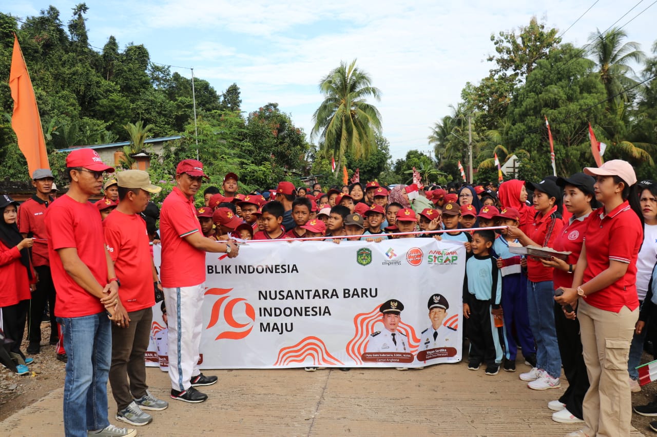 JALAN SEHAT -- Pemdes Wanasari Kecamatan Angkona menggelar acara jalan sehat yang diikuti oleh ratusan peserta dari berbagai kalangan. Acara berlangsung dengan semarak dimulai dari lapangan Desa Wanasari dan berakhir di Pujasera depan kantor desa.