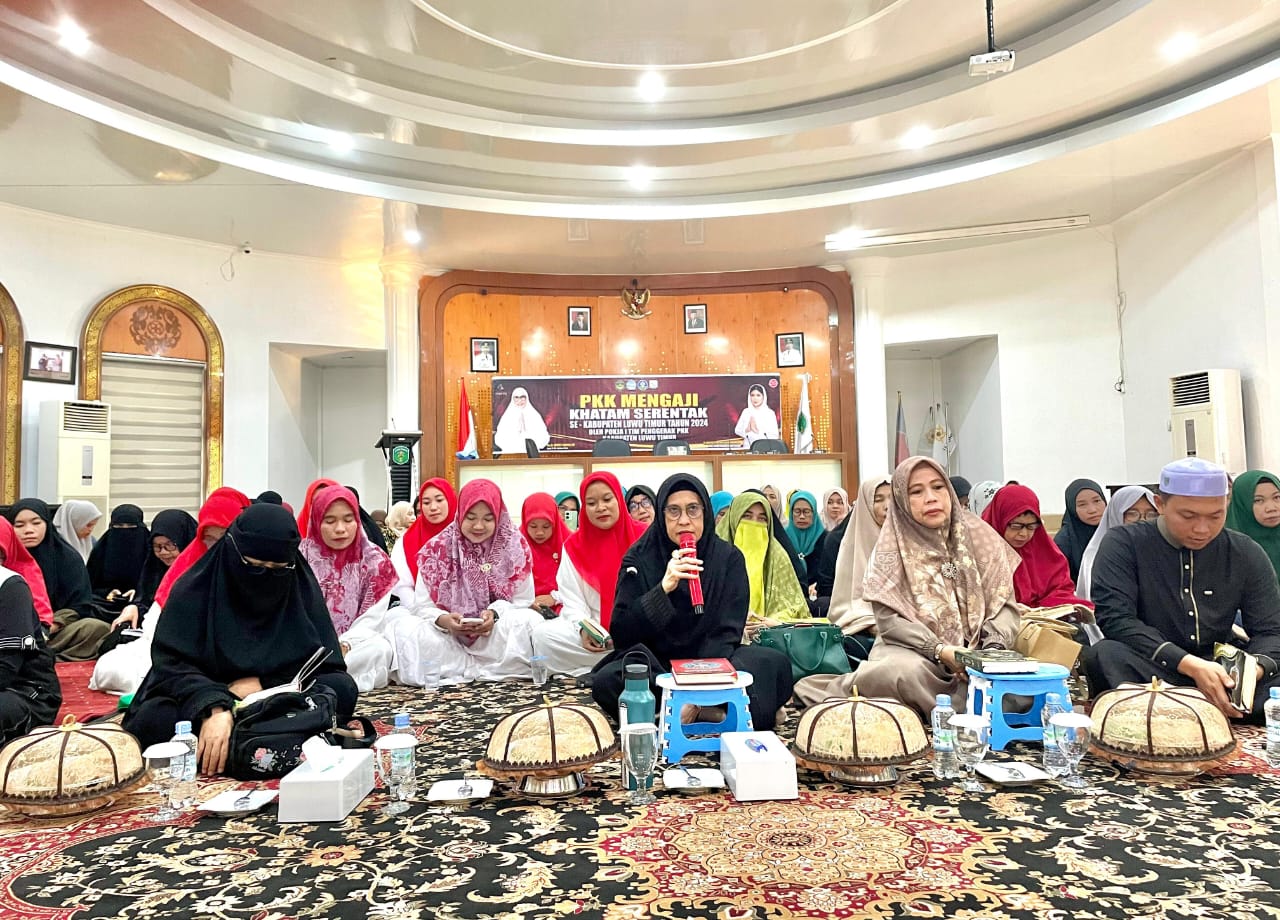 SERENTAK -- TP PKK Kabupaten Luwu Timur bersama FKCA dan bagian Kesra Sekretariat daerah menggelar Khatam Al-Qur’an serentak Secara Luring (Offline) dan Daring (Zoom Meeting) di Aula Rumah Jabatan Bupati Luwu Timur baru-baru ini.