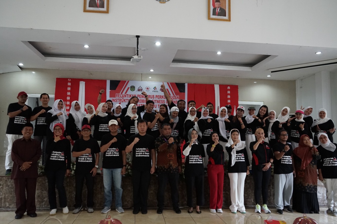 LANTIK -- Pengurus ASIAFI Kabupaten Luwu Timur masa bakti 2024-2028 foto bersama usai resmi dilantik oleh Ketua ASIAFI Sulsel Murtini di Gedung Simpursiang Malili baru-baru ini. 