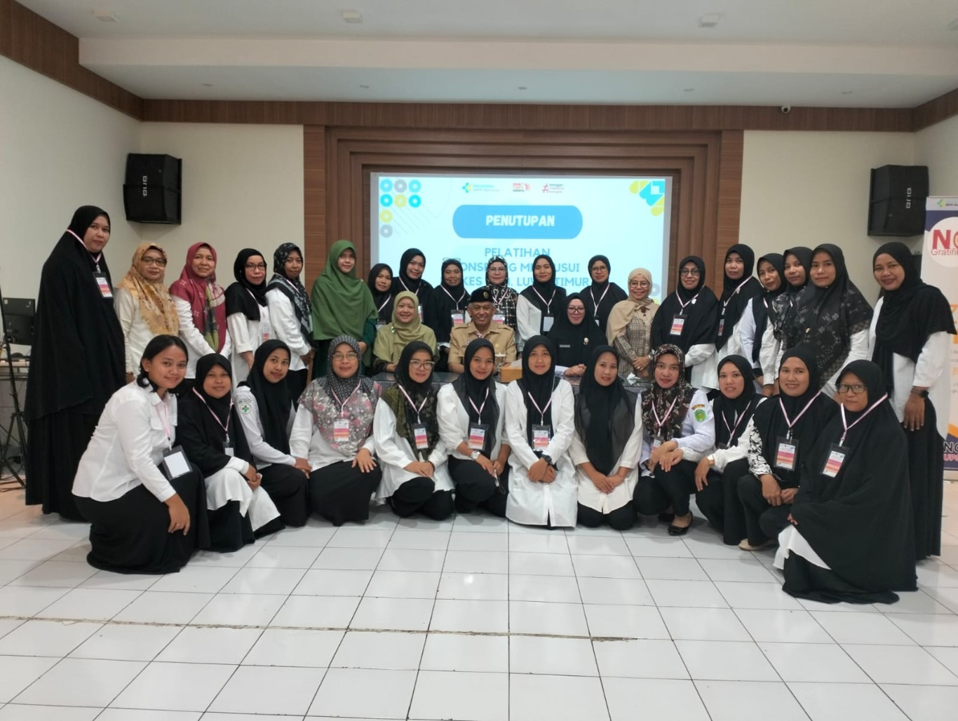 PELATIHAN -- Kepala Dinas Kesehatan Luwu Timur, Adnan D Kasim foto bersama usai membuka kegiatan pelatihan Konseling Menyusui Tingkat Kabupaten di Balai Besar Pelatihan Kesehatan (BBPK) Makassar, Rabu (7/8).