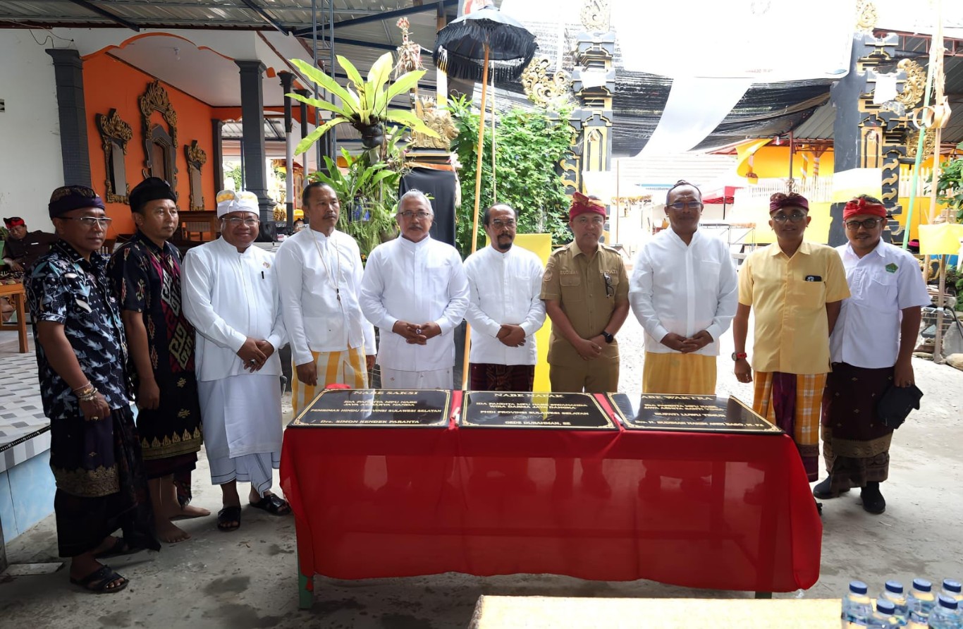 UPACARA -- Bupati Luwu Timur, H Budiman menghadiri upacara Padhiksan Apodgala Dwi Jati Maha Gotra Pasek Sanak Sapta RSI yang dilaksanakan di Desa Kertoraharjo, Senin (19/8). 