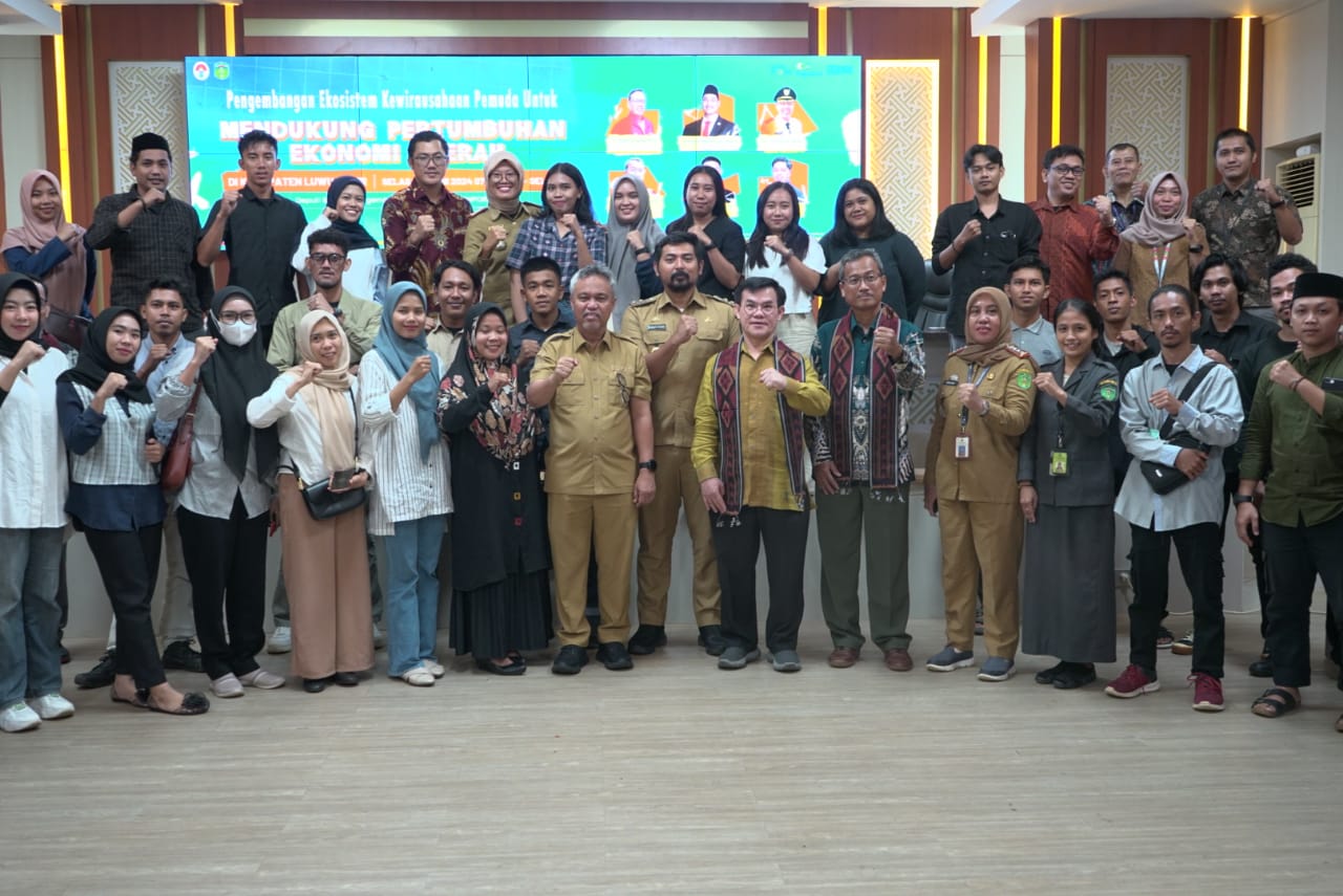 BUKA -- Bupati Luwu Timur, H. Budiman foto bersama usai membuka Kegiatan Penumbuhan Minat di Kalangan Pemuda dalam rangka Pengembangan Ekosistem Kewirausahaan Pemuda untuk mendukung pertumbuhan ekonomi daerah di Aula Sasana Praja Kantor Bupati belum lama ini. 