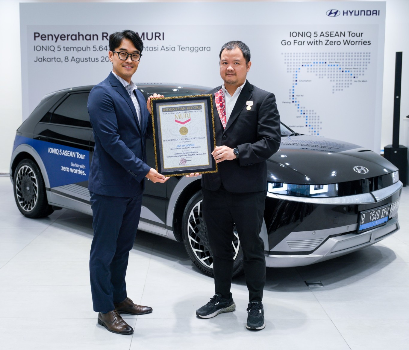 MURI -- Sangwook Lee, Head of Marketing & PR Hyundai Motor Asia Pacific HQ (kiri) menerima piagam penghargaan dari Osmar Semesta Susilo selaku Vice Director of MURi