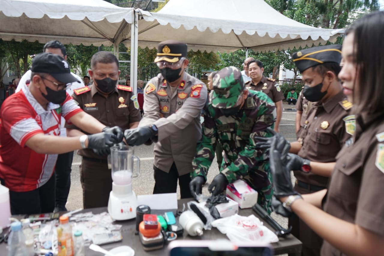 MUSNAHKAN -- Sekkab Luwu Timur, H Bahri Suli menghadiri acara pemusnahan barang bukti tindak pidana umum periode Januari-Juni Tahun 2024 yang digelar di Halaman Kejari Lutim, Rabu (31/7).