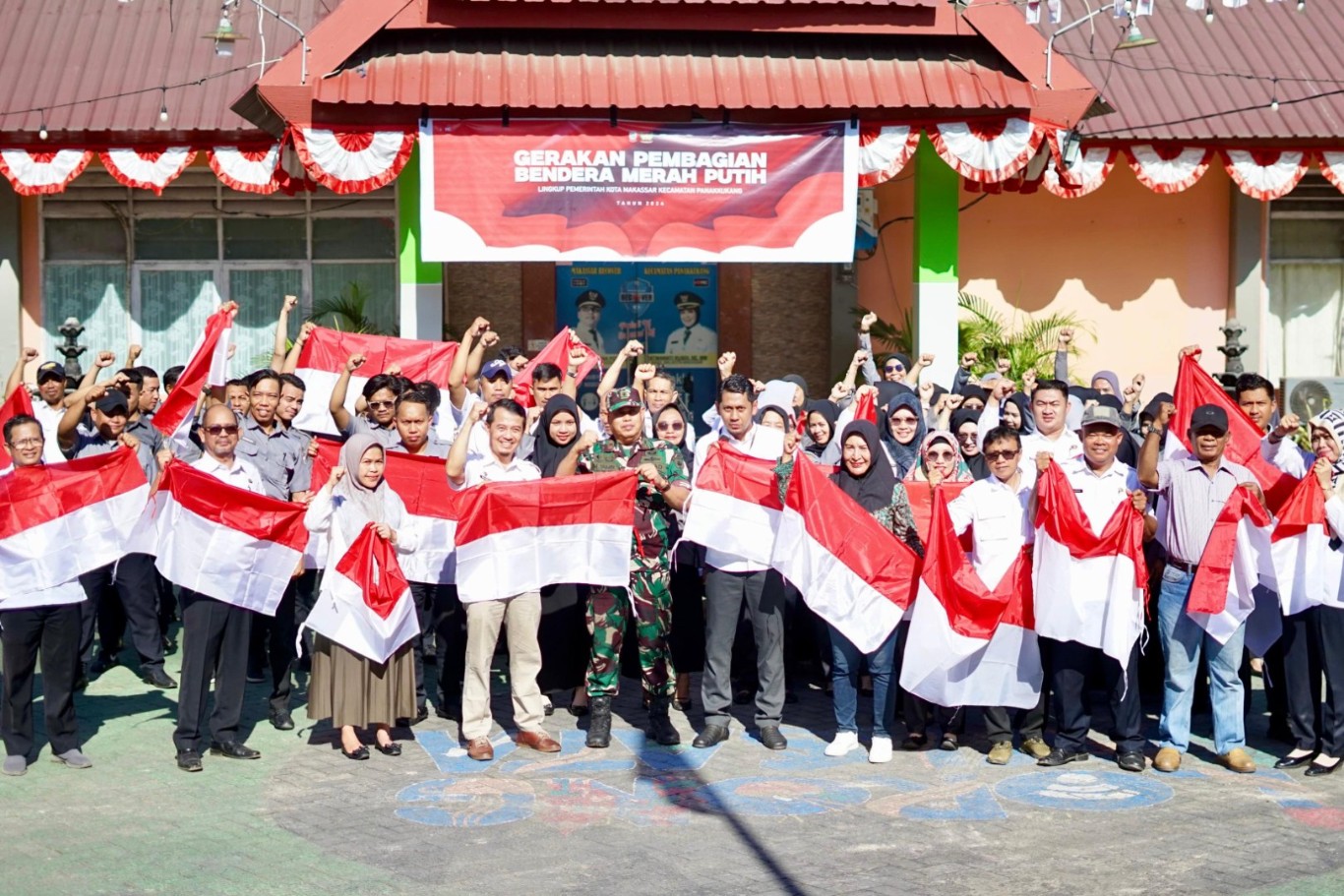 ist BENDERA--Sekcam Panakkukang Rendra dan lurah se Kecamatan Panakkukang menerima langsung Bendera Merah Putih di Halaman Kantor Kecamatan Panakkukang yang diserahkan Kesbangpol Kota Makassar.