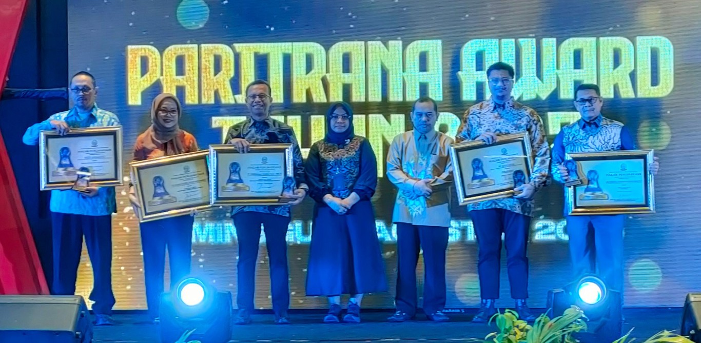 PARITRANA AWARD -- Kepala BPJS Ketenagakerjaan Kanwil Sulawesi Maluku, Mintje Wattu (tengah) dan Kepala Dinas Ketenagakerjaan dan Transmigrasi Provinsi Sulawesi Selatan, A Darmawan Bintang (tiga dari kanan) foto bersama dengan perwakilan perusahaan kategori UKM dan skala besar usai penyerahan Paritrana Award, di Hotel The Rinra, Minggu (11/8).