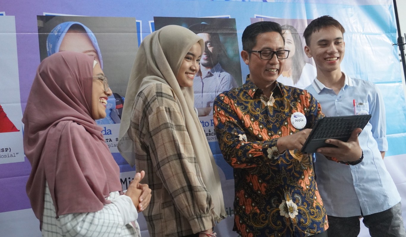 PELATIHAN -- Regional Group Head XL Axiata East Region, Dodik Ariyanto (dua dari kanan) pada saat acara pembukaan  Pelatihan Disabilitas Siap Kerja di Nutrihub, Surabaya, Jumat (2/8).