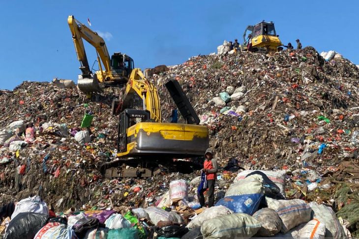 int SAMPAH ELETRONIK--Pemkot Makassar sangat konsentrasi pada sampah-sampah elektronik yang dibuang ke TPA Antang.Apalagi, sampah jenis ini sangat membahayakan anak-anak dari segi kesehatan. Tampak sampah yang menggunung di TPA Antang.