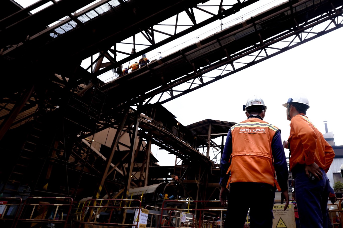 PENGAWASAN -- Dua karyawan dibagian Process Plant PT Vale sedang melakukan pengawasan proses produksi.