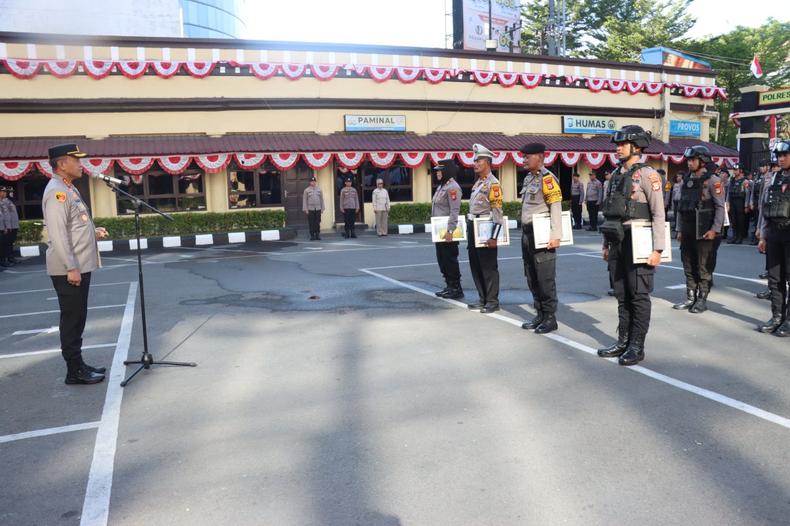 PENGHARGAAN -- Kapolrestabes Makassar, Kombes Pol Mokhamad Ngajib memberikan penghargaan kepada personel Polrestabes Makassar yang berhasil membubarkan aksi balapan liar di wilayah hukum Polrestabes Makassar di halaman lapangan upacara.