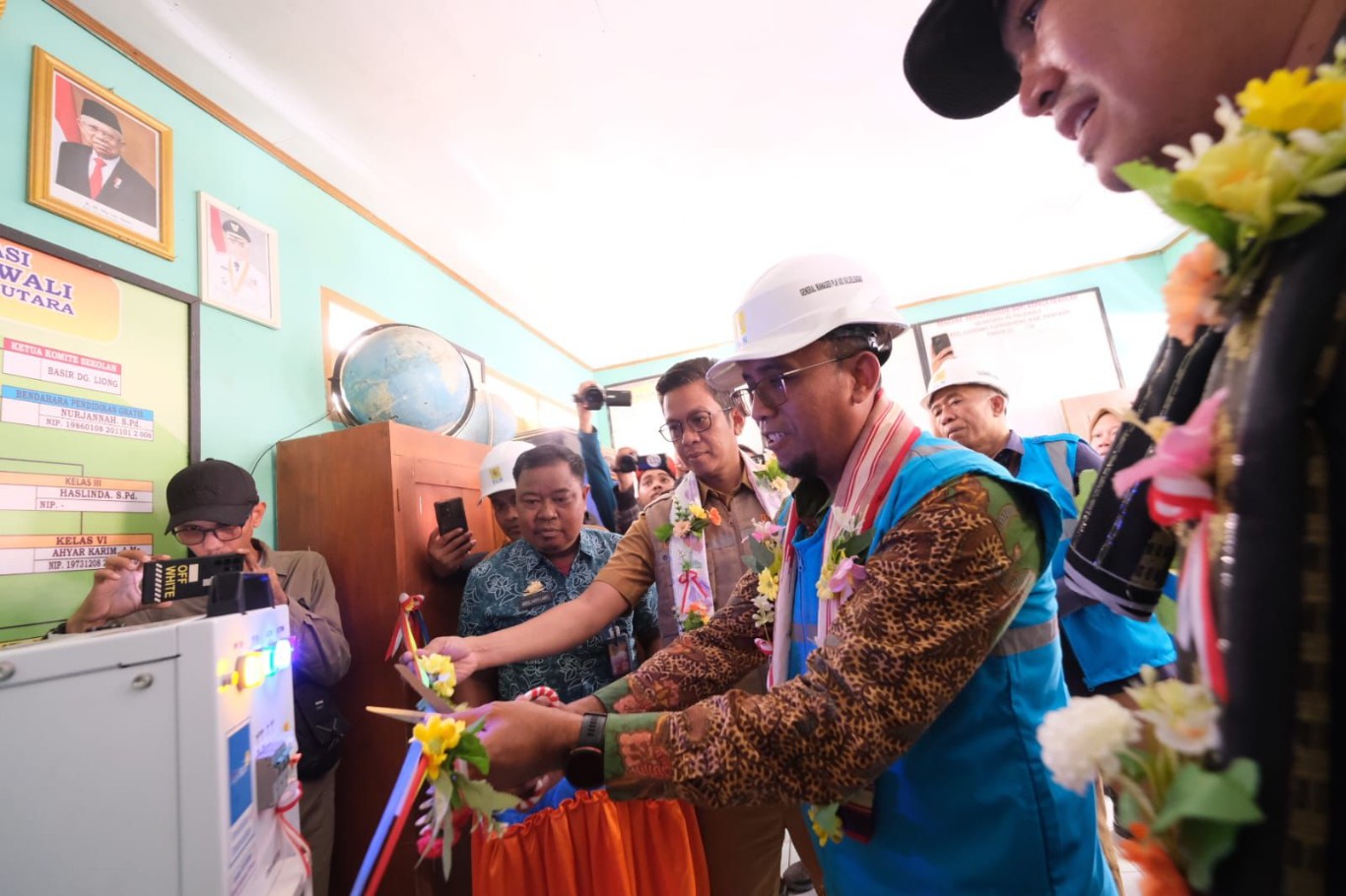 PENYALAAN -- GM PT PLN (Persero) Unit Induk Distribusi Sulawesi Selatan, Sulawesi Tenggara, dan Sulawesi Barat (UID Sulselrabar), Budiono melakukan penyalaan  Momen penyalaan listrik PLN secara simbolis di pulau Polewali, Kabupaten Pangkep. 