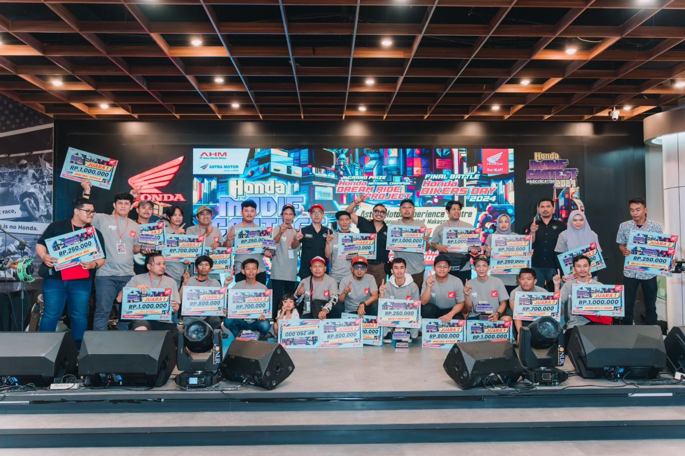 PENYERAHAN HADIAH -- Para pemenang Honda Modif Contest #RideCreation 2024, foto bersama usai dilakukan penyerahan hadiah.