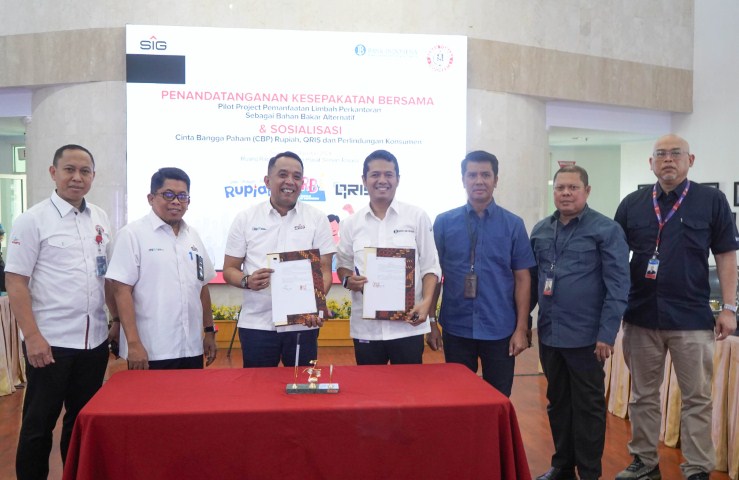 PERJANJIAN BERSAMA -- Direktur Utama PT Semen Tonasa, Asruddin (tiga dari kiri) didampingi Direktur Keuangan, Anis (dua dari kiri) dan GM Komunikasi dan LGRC Muh Akhdarisa (kiri) bersama Kepala Perwakilan Bank Indonesia Sulawesi Selatan, Rizki Ernadi (empat dari kanan), menunjukkan naskah perjanjian bersama yang telah ditandatangani kedua belah pihak.  
