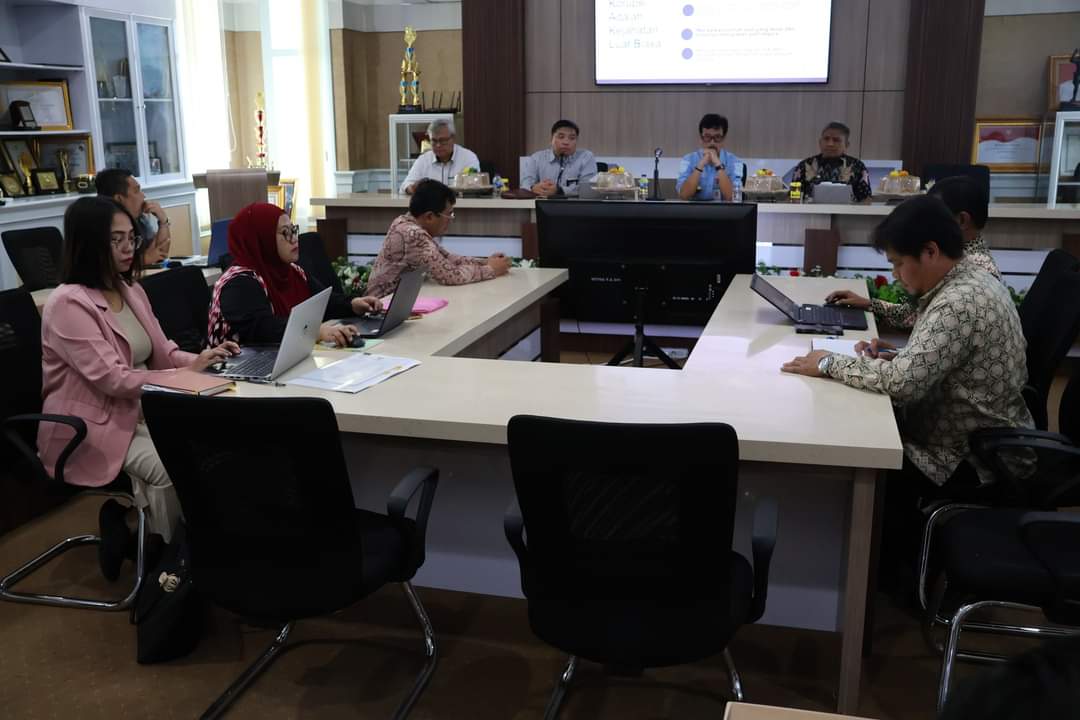 RAKOR -- Sekkab Pinrang, A Calo Kerrang memimpin Rapat Koordinasi (Rakor) dalam rangka Monitoring Center for Prevention (MCP) Komisi Pemberantasan Korupsi (KPK) RI di ruang rapat Bupati Pinrang, Kamis (1/8).