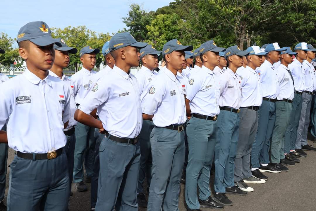 ATRIBUT -- Sekkab Pinrang, A Calo Kerrang secara resmi memasangkan atribut kepada para siswa-siswi yang tergabung dalam Paskibra tingkat Kabupaten Pinrang sebagai tanda dimulainya proses latihan intensif di Halaman Kantor Bupati Pinrang, Kamis (1/8).